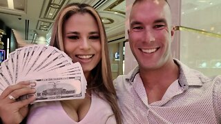 Playing Slots With A Vegas Beauty