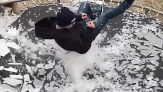 Hva skjer når du hopper på en trampoline dekket av is?