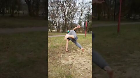 Combo z kopnieciami oraz salto na koniec #shortvideo #youtubeshorts #akrobatyka #salto #parkour