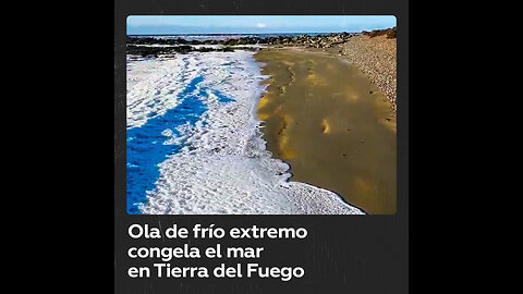 Las olas de mar se congelan por el frío extremo en Argentina