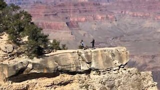 Elle a failli tombé du Grand Canyon pour une photo