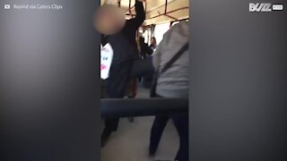 Un homme tousse et se fait violemment expulser d'un bus