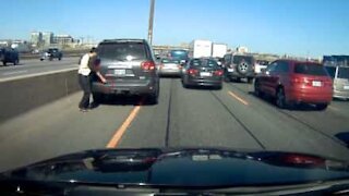 Autista si ferma in autostrada per prendere il telefono dimenticato sopra l'auto
