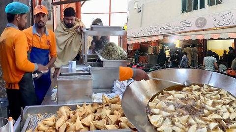 Famous Sheikh Samosa of Lahore, Pakistan