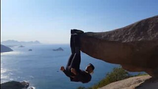 Illusion d'optique: un homme suspendu à une falaise au Brésil