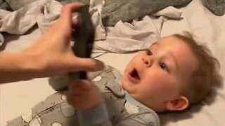 Bebé fica extremamente contente com a sua primeira chamada!