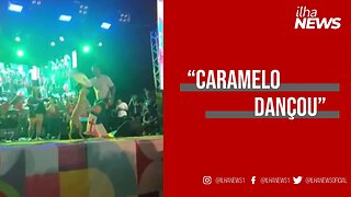 Vira-lata caramelo sobe em palco do carnaval do Recife, cai no frevo e pula em cima de passista