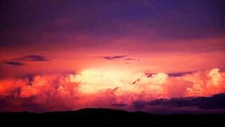 Australia: time-lapse mostra una spaventosa tempesta al tramonto