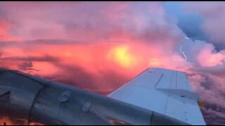 Impressionante pôr do sol é registrado de aeronave durante tempestade