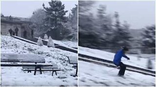 Parisere renner på ski i Montmartre etter kraftig snøfall