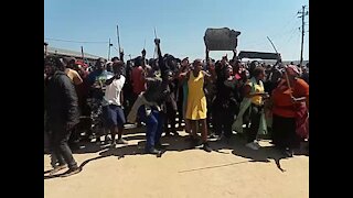 SOUTH AFRICA - Durban - Service delivery protest - eNgonyameni - (Video) (VZR)