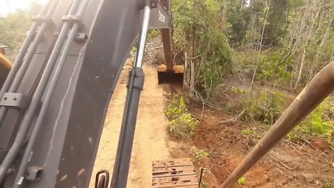 Estourando represa pra fazer reforma com escavadeira Jonh Deere 210GLC-13