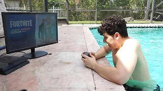 PLAYING FORTNITE IN A POOL! (DONT TRY THIS AT HOME)
