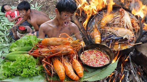 Primitive Technology - Eating Delicious In Jungle - Cooking Lobster Near the River