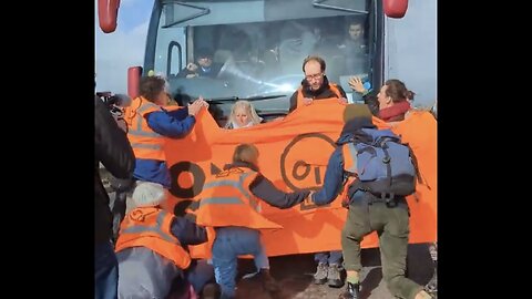 CLIMATE CHANGE ACTIVIST🛗🚧🚎 TRIES TO BLOCK TRAFFIC ON HIGHWAY🚧🛗🚌💫