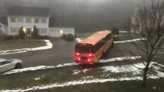 Un bus scolaire perd contrôle sur une route verglacée