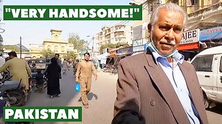 Pakistani uncle calls white guy very handsome in Karachi market 🇵🇰