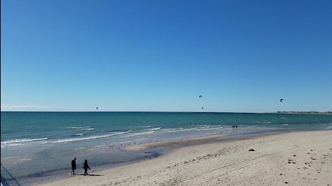 2021-01-17 Largs Bay kite surfers