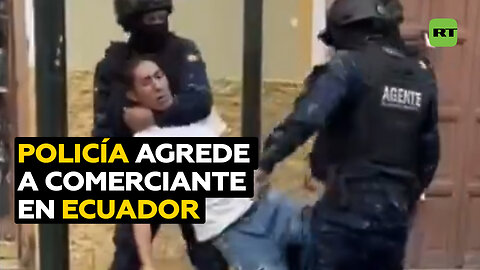 Vendedor ambulante es agredido por policías en Ecuador