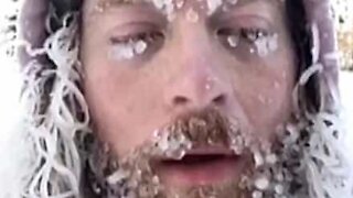 Mands skæg fryser til is i minusgrader