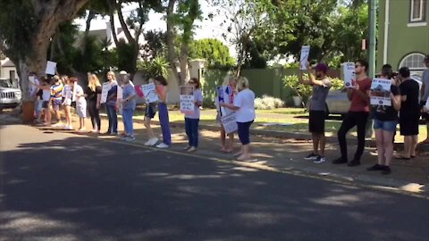 SOUTH AFRICA - Cape Town - Mclaren Circus protest and response (video) (AM5)