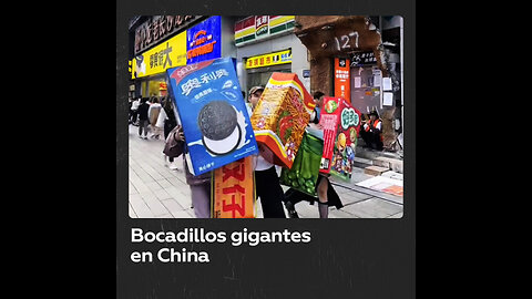 Una tienda china presenta versiones gigantes de bocadillos populares