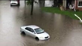 Inundação repentina surpreende moradores em Illinois