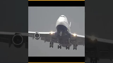 B747 Jumbo Jet Struggling With Strong Cross Wind #AeroArduino #Aviation #Flying