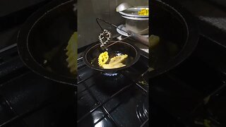 making kokiss frying kokiss in sri lanka