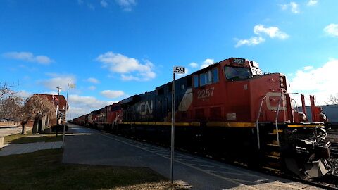 CN 2257 CN 5771 & CN 2635 Engines Manifest Train West In Ontario