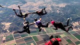 Expecting father goes skydiving for gender reveal