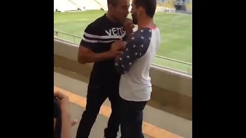 José Aldo e Chad Mendes se estranham em encarada no Maracanã #shorts #ufc