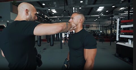 ANDREW TATE💥TEACHES BODYBUILDER HOW TO FIGHT🥊