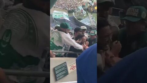 😬 Torcida organizada do Palmeiras "Mancha Verde" agride torcedor flamenguista que estava infiltrado!