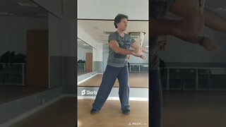 Ejercicios con el abanico de Tai chi, el dragón dorado mueve la cabeza.#shorts #viral #taichi