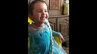 Frozen Elsa Rindo Muito Fantasia - Frozen Elsa Laughing Very Fantasy - #shorts #linda #bebe