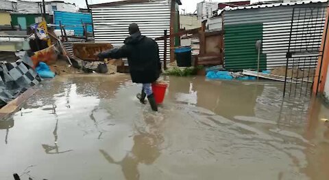 Torrential rains in Cape Town cause flooding and power outages (iUq)
