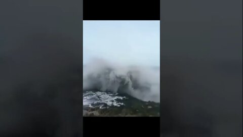 🚨DESE$PERADOR🚨 três pessoas foram arrastadas por uma onda na praia em Mughsail, Omã.