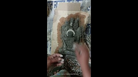 makeing a sctachu of Buddha