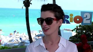 This is why Anne Hathaway is not on Twitter