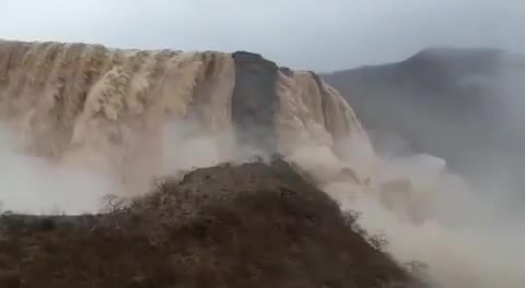 Oman's mountains turn into giant waterfalls !!!
