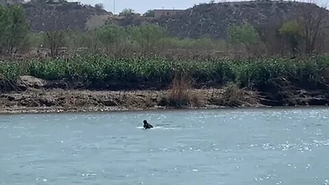 Migrantes cruzando el río Bravo con el nivel bajo en Piedras Negras Coahuila (3 Abril 2022)