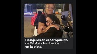 Pasajeros de un vuelo en el aeropuerto de Tel Aviv tumbados en la pista