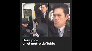 Una situación habitual en el metro de Tokio