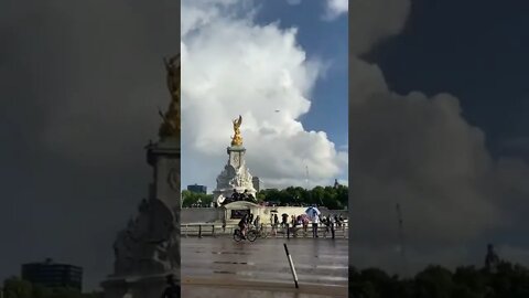 Rainbow appears over Buckingham Palace on 9/8/2022