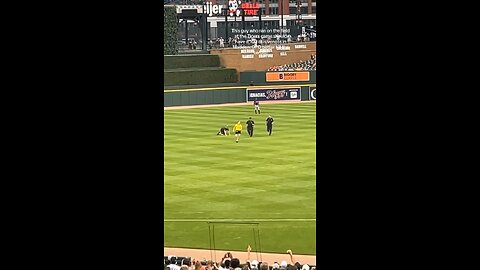 Dude looks like the Barry Sanders of field invaders 😩🤣🍿🏃🏿‍♂️💨