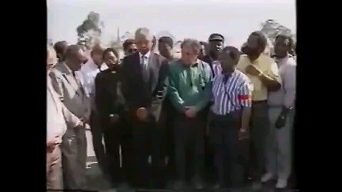 Nelson Mandela sings "kill Boer (white people)"