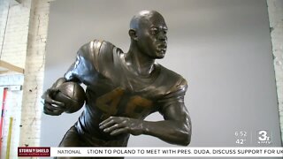 Pro Football Hall of Famer with Omaha roots Gale Sayers honored with statue