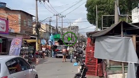 FLÁVIO DINO CHAMA ATENÇÃO AO ENTRAR LIVREMENTE NO COMPLEXO DA MARÉ