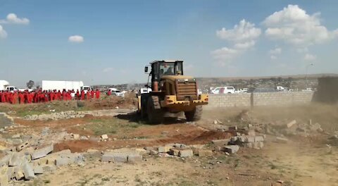 SOUTH AFRICA - Johannesburg - Land grabs in Lenesia (videos) (4dY)